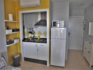 Bonito Estudio vistas al mar Zona Puerto Marina