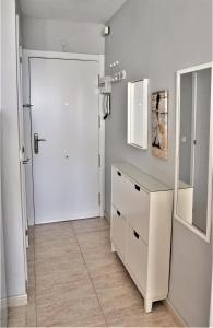 Bonito Estudio vistas al mar Zona Puerto Marina