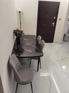 70m 2BR bright luxury apt