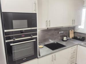 70m 2BR bright luxury apt