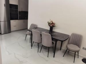 70m 2BR bright luxury apt