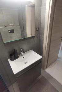 70m 2BR bright luxury apt