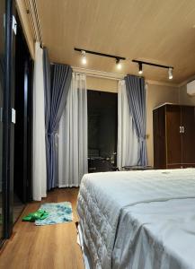 Nhà bên vườn Mận