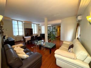 Appartements SPACIOUS FLAT WITH AC & 33M² TERRACE IN SARLAT : photos des chambres