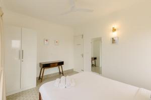 Da Alohas Premium 1BHK Suite Pool & Field View