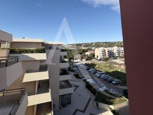 1 CHAMBRE, DERNIER ETAGE AVEC ASC, CLIM, RES AVEC PISCINE