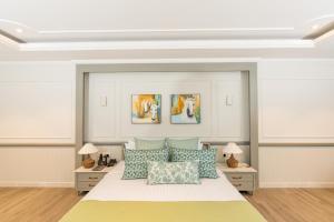 Grandeeza Hotel by Galison