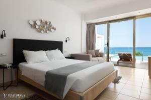 Double Deluxe Swim up Front Sea View room in Hotel Lutania Beach