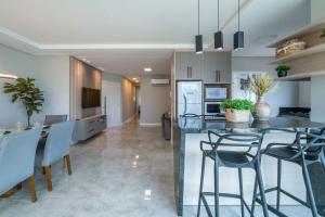 Com garagem e vista mar em Itapema SP8184