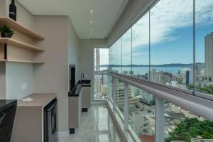 Com garagem e vista mar em Itapema SP8184