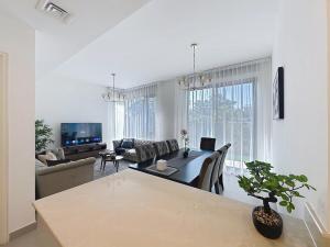 Modern Five Bedroom Villa with BBQ and Garden