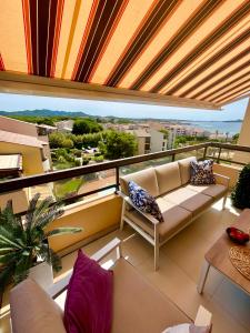 Vue 180 degrés mer-colline, plages 100m, Piscine, Box , Domaine Coudoulière Six Four les Plages