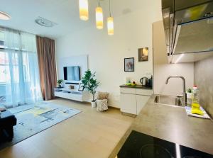 NEW, BEAUTIFUL APT WITH PARKING IN BEST LOCATION!