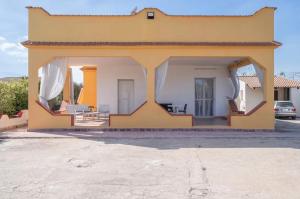 Charming House in Fontane Bianche with Private Garden