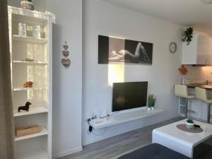 Great location, private parking, new apt