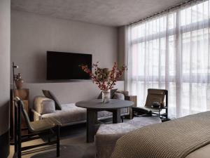 Monastik Living in Athina