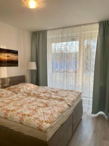 Great location, private parking, new apt