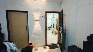 Bamboo Stays Vibrant 2bhk Apt Nr Jupiter Hsp