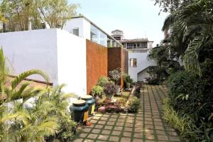 Magnolia by Da Alohas El Arbol at Candolim
