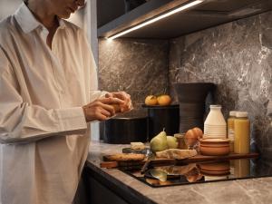 Monastik Living in Athina