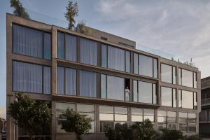 Monastik Living in Athina