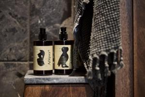 Monastik Living in Athina