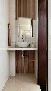 Cop 30 home with garden and lake