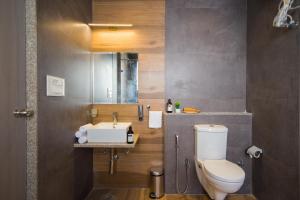 ELIVAAS Elite Sereno - Luxe 4 BHK Villa With Pvt Pool & Garden