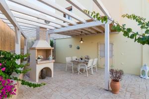 Νikolaos Villa with Private Pool, Playground & BBQ