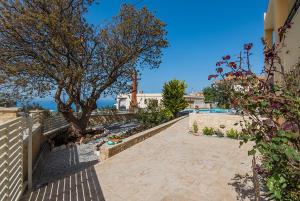 Νikolaos Villa with Private Pool, Playground & BBQ