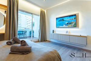 Seaview beachfront studio with aqua park & balcony