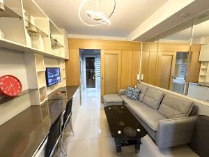 Kathys crib 38sqm with big balcony pool view at Shell Residence