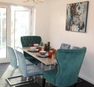 4 Bedroom House Near Manchester Airport, Wythenshawe Hospital and Trafford Centre