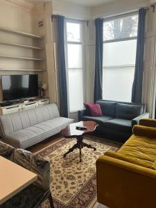 Stunning Holland Park 2 BR - sleeps 6