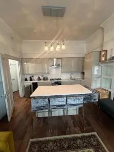 Stunning Holland Park- sleeps 6 - Shephers Bush