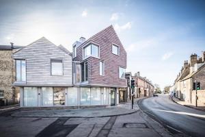 Fabulous Central Apt With Balcony & Parking