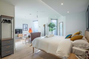 Fabulous Central Apt With Balcony & Parking