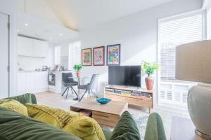 Stunning Central Apt - Balcony & Parking