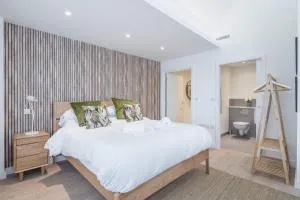 Stunning Central Apt - Balcony & Parking - Barton