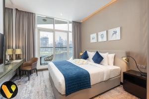 Vogue Vacation Homes, Business Bay Damac Maison Prive near Burj Khalifa and Dubai Mall, Studio Apartment with Balcony, Canal and City view, Access toAmenities