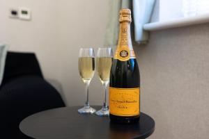 Newly Refurbed Warwick Apt 2BR Sleeps 3 Free Parking