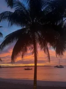 Fantastic spacious beachfront VILLAVACANCES - Гран-Бэ