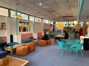 Serendipity Hostel & Cats Cafe - Рішикеш