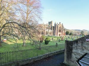 Pear Cottage - Priorwood Garden