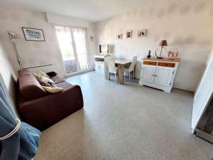 Charmant T2 avec Balcon à Deux Pas de la Digue, Plein Ouest - Cuisine Équipée, Séjour Lumineux - FR-1-675-24