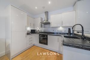 Downtown Living by Lawsons with free parking