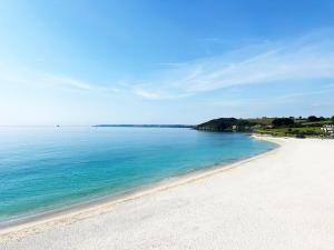 5 min walk to beach with parking and private sauna