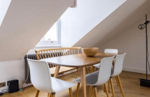 Stunning views, top floor flat