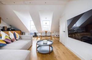 Stunning views, top floor flat