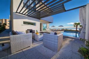 Villa Blue with pool and sea view